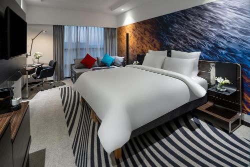 um quarto de hotel com uma cama grande e uma televisão em Novotel Makkah Thakher City em Meca