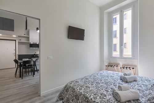 sypialnia z łóżkiem i dwoma ręcznikami na nim w obiekcie La Boutique Milano: appartamento in Porta Romana w Mediolanie