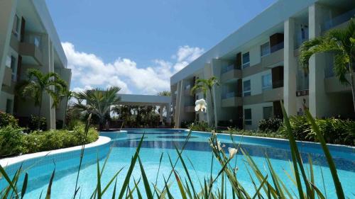 una piscina di fronte a un edificio di Guarajuba Porto Smeralda - Terreo, nascente e ventilado a Guarajuba