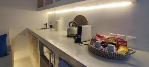 una encimera con fregadero y una cesta de comida en Diana's Luxury Suites, en Kithnos