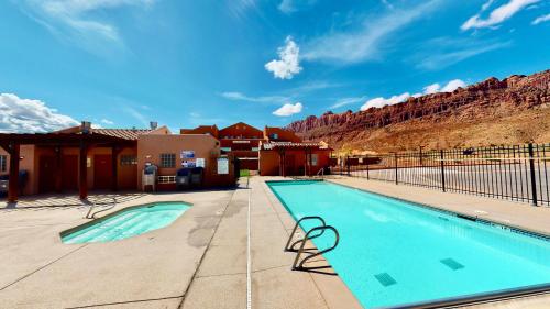 una piscina con una montagna sullo sfondo di Vista Villa #3A5 a Moab