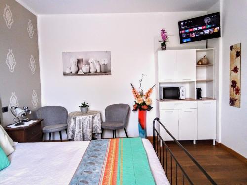 科斯泰爾馬諾的住宿－Villa Bonetti，配有一张床和一张桌子及椅子的房间