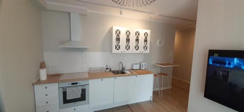 A kitchen or kitchenette at Oasis, Old Town Apartment