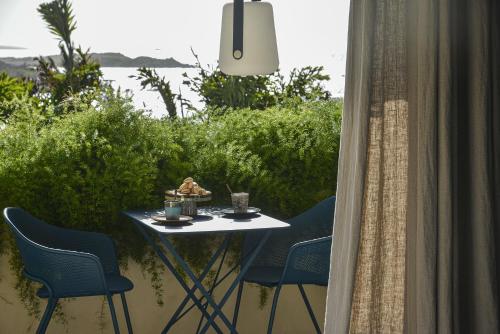 a table and chairs on a balcony with a view of the water at Le Martin Boutique Hôtel in Cul de Sac
