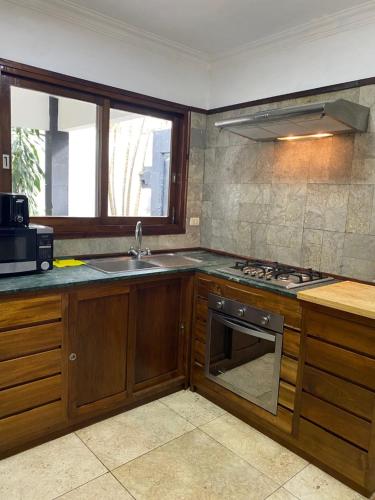 cocina con fregadero y fogones horno superior en EXOTIC VILLA II - Three Bedroom Villa in Juan Dolio Beach, en Juan Dolio
