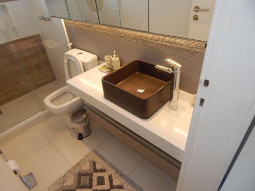 un baño con lavabo e inodoro en Linda e aconchegante casa a 400m da Praia de Geribá com Piscina - B35, en Búzios