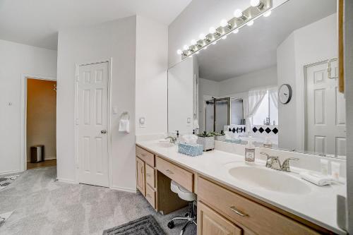baño con lavabo y espejo grande en Shavano Charm, en San Antonio