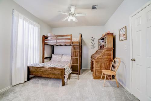 1 dormitorio con litera y silla en Shavano Charm, en San Antonio