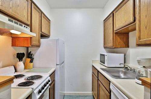 Η κουζίνα ή μικρή κουζίνα στο 208 Cedarbrook One bedroom Queen Suite