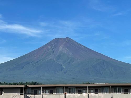 a mountain in the distance with a building in the foreground at Hotel Fuyokaku - Vacation STAY 13467v in Fujiyoshida
