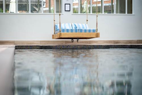 Manor House Hotel & Spa, Alsagerの敷地内または近くにあるプール