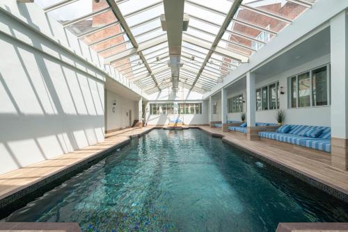 Manor House Hotel & Spa, Alsagerの敷地内または近くにあるプール