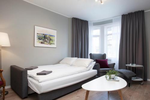 Postel nebo postele na pokoji v ubytování Mid-Century Modern Styled Apartment