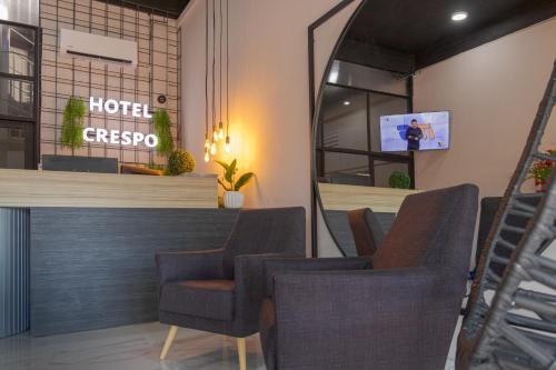 een hotellobby met stoelen en een receptie bij Hotel Crespo in Crespo