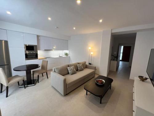 - un salon avec un canapé et une table dans l'établissement Apartamento La Canela, à Nerja