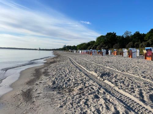 a beach with a row of colorful beach huts at Timmendomizil - schöne Ferienwohnung in bester Lage - Sonnenseite in Timmendorfer Strand
