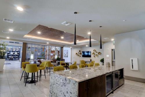 Un lugar para sentarse en Work Smarter in Style, Luxury Living Meets Remote Productivity G3061