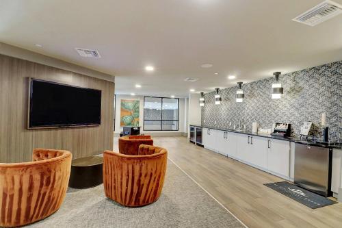Una cocina o cocineta en Work Smarter in Style, Luxury Living Meets Remote Productivity G3061