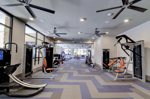 Gimnasio o equipo deportivo en Work Smarter in Style, Luxury Living Meets Remote Productivity G3061