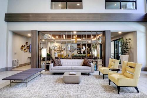 Un lugar para sentarse en Work Smarter in Style, Luxury Living Meets Remote Productivity G3061
