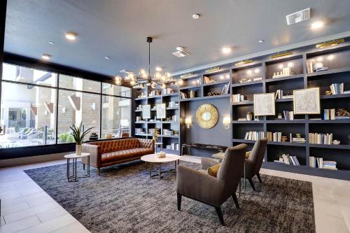 Un lugar para sentarse en Work Smarter in Style, Luxury Living Meets Remote Productivity G3061