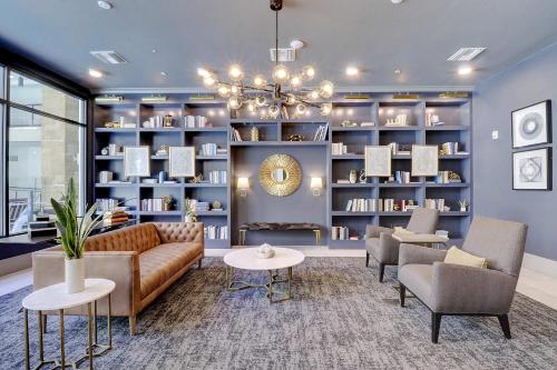 Un lugar para sentarse en Work Smarter in Style, Luxury Living Meets Remote Productivity G3061