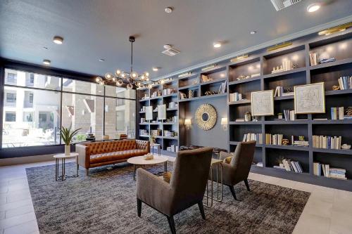 Un lugar para sentarse en Work Smarter in Style, Luxury Living Meets Remote Productivity G3061