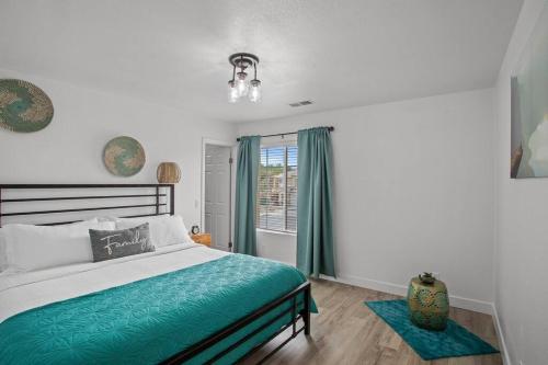- une chambre avec un lit et une fenêtre dans l'établissement Desert Fantasy Oasis Pool, Jacuzzi, Royal Beds, à Coachella