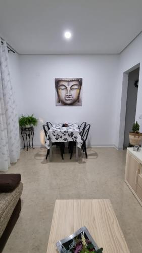 een woonkamer met een tafel en een sculptuur aan de muur bij APARTAMENTO ECONOMICO Y CENTRICO in Castellón de la Plana
