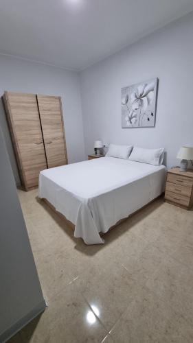 een slaapkamer met een groot wit bed in een kamer bij APARTAMENTO ECONOMICO Y CENTRICO in Castellón de la Plana