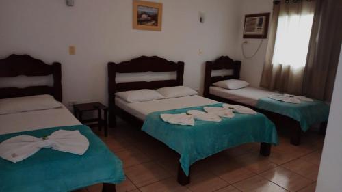 ein Zimmer mit 2 Betten und Handtüchern darauf in der Unterkunft Hotel Portal de Barequeçaba in Barequeçaba