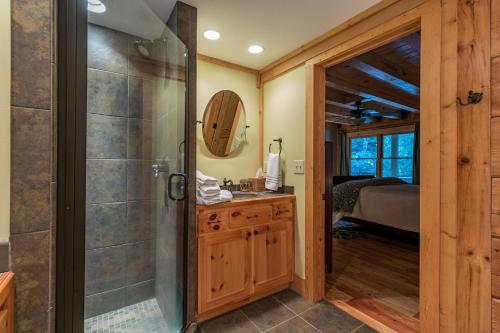 uma casa de banho com um chuveiro e um lavatório. em Whispering Pines em Sapphire