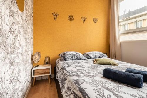 une chambre avec un lit et une fenêtre dans l'établissement Centre Ville LH - Parking Privé - Évasion Urbaine, au Havre