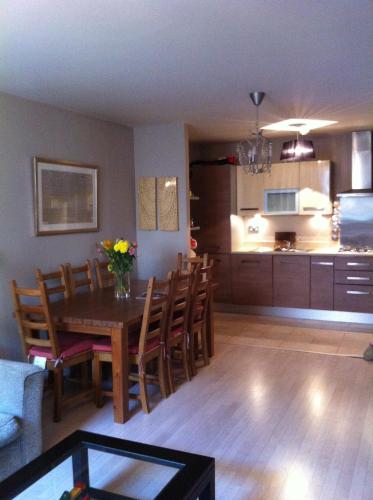 a dining room and kitchen with a table and chairs at Beautiful apartment central location in Dublin