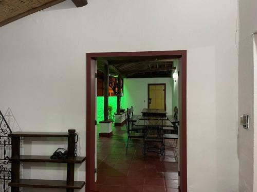 um corredor com uma mesa e cadeiras num quarto em POUSADA PARLATORIUM em Tiradentes