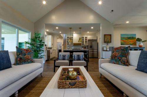 a living room with two couches and a table at Brackens View Retreat in Marshall