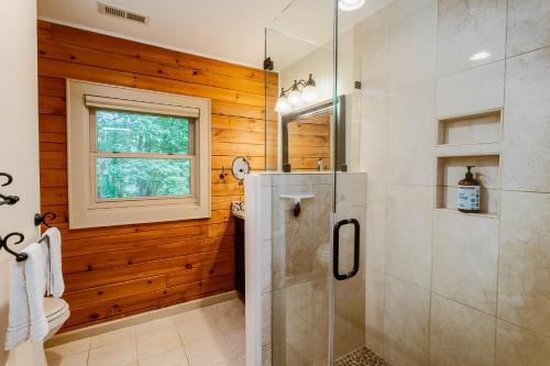 baño con ducha y ventana en Skyridge Cabin, en Fletcher