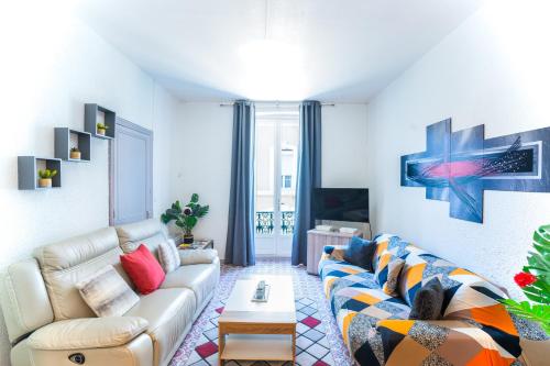 salon z kanapą i stołem w obiekcie Appartement Les Halles , Climatisation, Terrasse, Garage w mieście Narbona