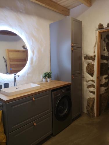 a bathroom with a washing machine and a sink at Villa Los Volcanes in Lajares