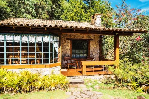 Quinta 59 - Sua Casa na Serraにある庭