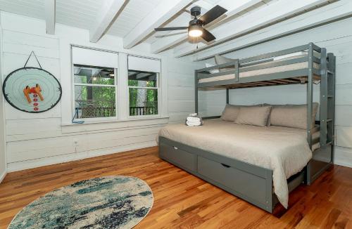 um quarto com um beliche e um tapete em Cabin Oasis em Marshall