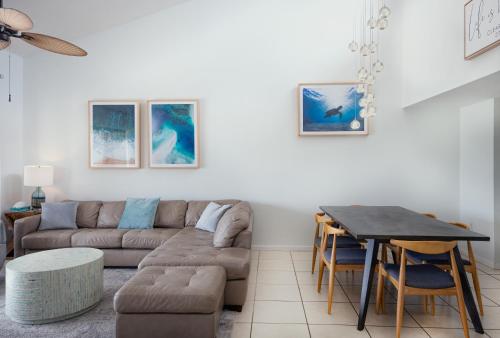 Χώρος καθιστικού στο Coastal Condo Amazing Location! 50 Steps to the Beach