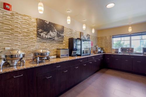 Dapur atau dapur kecil di Best Western Plus Miami Airport North Hotel & Suites