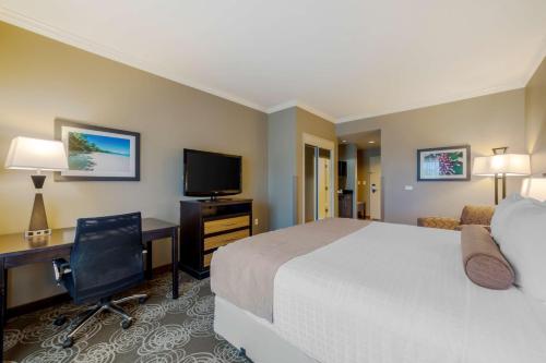 Televisyen dan/atau pusat hiburan di Best Western Plus Miami Airport North Hotel & Suites