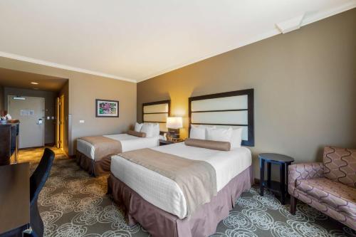Katil atau katil-katil dalam bilik di Best Western Plus Miami Airport North Hotel & Suites