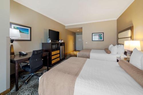 Katil atau katil-katil dalam bilik di Best Western Plus Miami Airport North Hotel & Suites