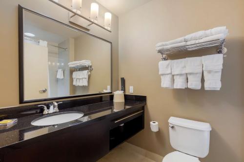 Bilik mandi di Best Western Plus Miami Airport North Hotel & Suites