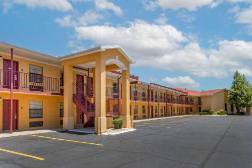a row of yellow apartment buildings with a parking lot at Best Western Benton Inn in Benton