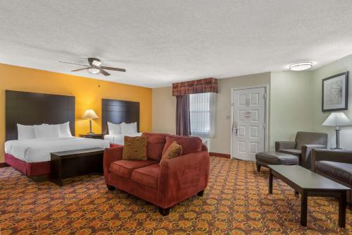 a hotel room with a bed and a couch at Best Western Benton Inn in Benton
