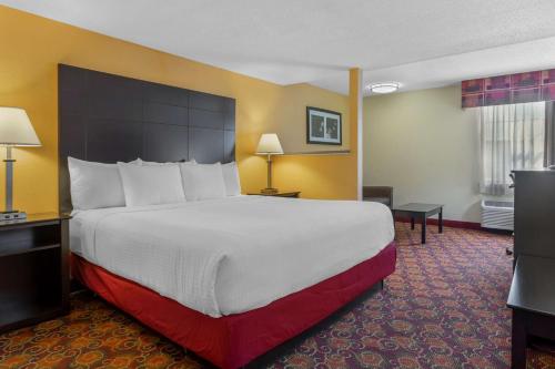 a hotel room with a large bed in a room at Best Western Benton Inn in Benton